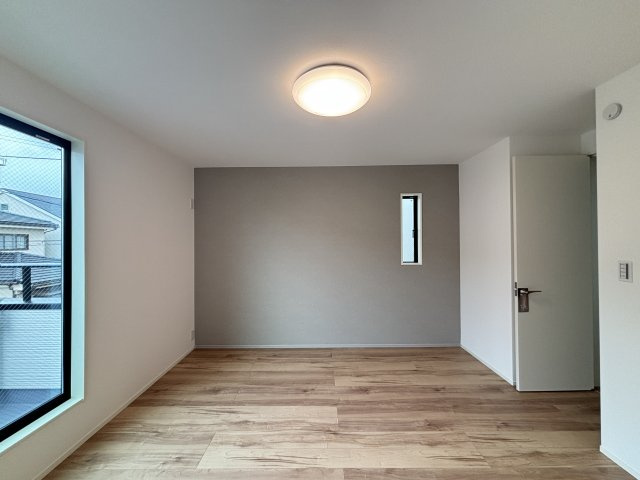 MELDIA守山区西島町015⑤｜名古屋市の戸建ならホームアップの洋室|窓から心地よい光と風を取り込む二面採光。プライベートな時間をゆったりと過ごせる、安らぎの居室空間です。