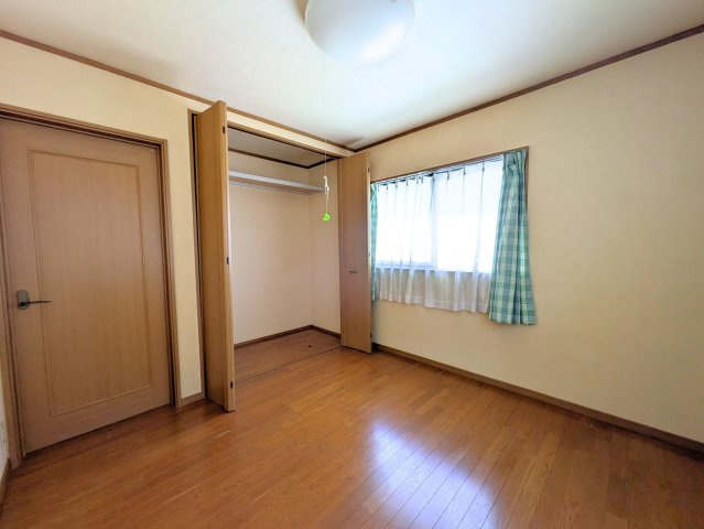 水泥町戸建の洋室|温かみのあるフローリングの洋室にはクローゼットがあり、衣類をすっきりと収納できます。