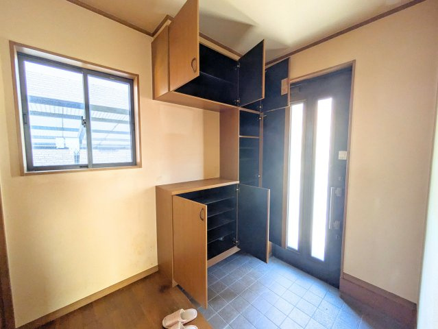 水泥町戸建の玄関|セパレート型のシューズボックスを備えた玄関は、家族みんなの靴をすっきり整理できます。