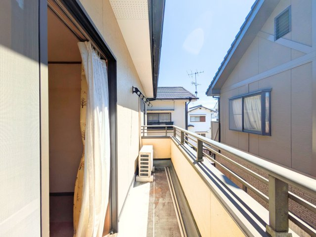 水泥町戸建のバルコニー|日当たりの良い2階バルコニーは、洗濯物を干すスペースとして活躍し気持ちよく乾きます。