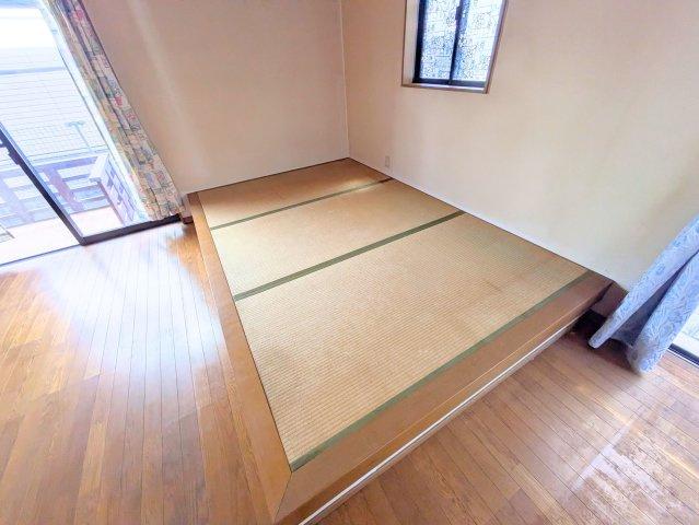 水泥町戸建の内装|明るい室内です
