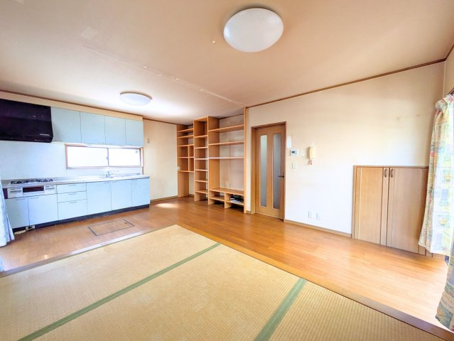 水泥町戸建の居間・リビング|壁面収納が充実したリビングは、お気に入りのインテリアを飾りながらすっきりと整理整頓できます。