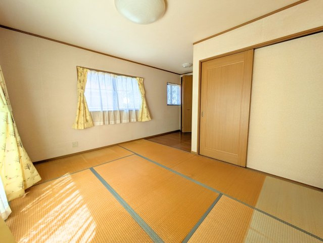 水泥町戸建の和室|2面に窓を配置した和室は風通しがよく、い草の香りに包まれながら穏やかな時間を過ごせます。