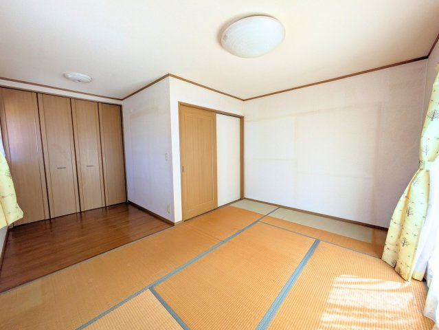 水泥町戸建の和室|大型の押し入れを備えた和室は、布団や季節物の衣類をすっきりと収納できて空間を広く使えます。