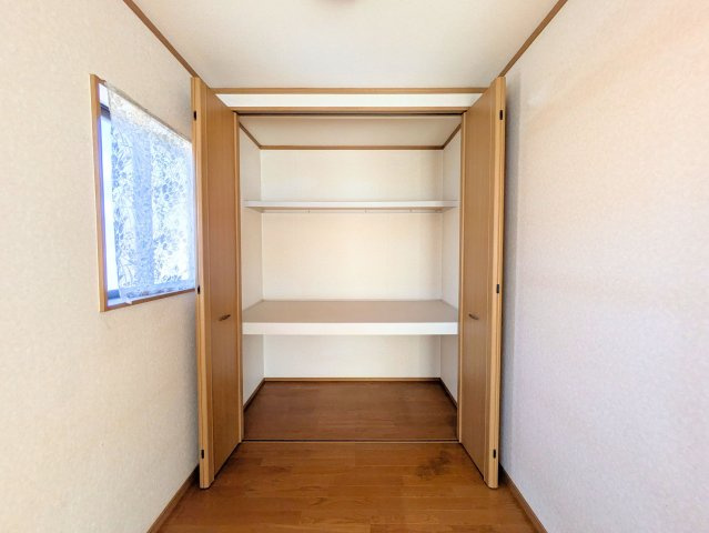 水泥町戸建の収納|中棚を備えたクローゼットは奥行きがあり、大きな荷物や日用品のストックもしっかり収まります。