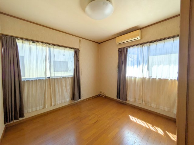 水泥町戸建の洋室|2面採光で明るい陽光が差し込む洋室は、風通りも良く気持ちの良い毎日を過ごせます。