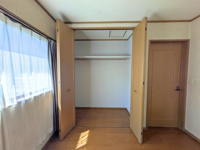 水泥町戸建の収納|折れ戸で大きく開くクローゼットはハンガーパイプ付きで、服の出し入れや整理がスムーズです。