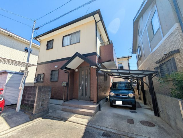 水泥町戸建の外観|カーポートを備えており、雨の日でも愛車を濡らさずに乗り降りできる便利なスペースです。