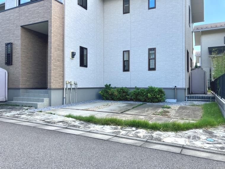 学園の森戸建の駐車場