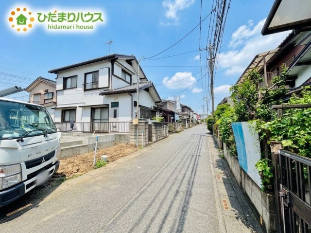 北本市中丸2丁目82番　新築戸建　ハートフル01の前面道路含む現地写真|※空はAIで加工してあります