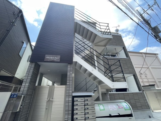 小金井市緑町５丁目のアパートのエントランス