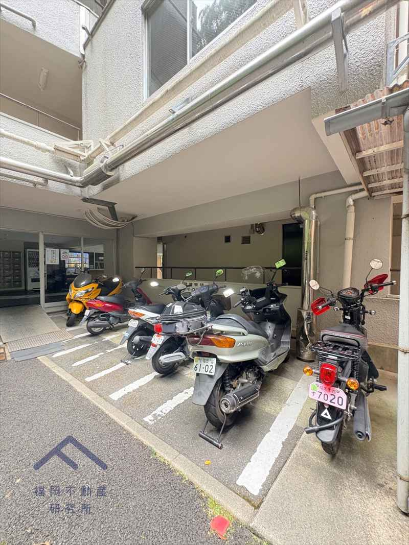愛宕山ハイリビングの駐車場