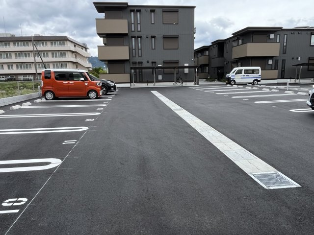 【駐車場】 | Lumiere du Soir(リュミエール ドゥ ソワール)　Deux(B棟) | 駐車場があるので、車を買う予定の方も安心です