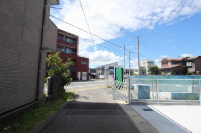 中須賀町　１号地（西）　新築戸建の前面道路含む現地写真|南側　幅　ｍ　接面　7.76ｍ　