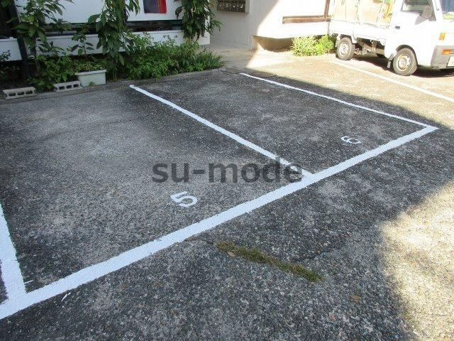 清和幸マンションA棟の駐車場