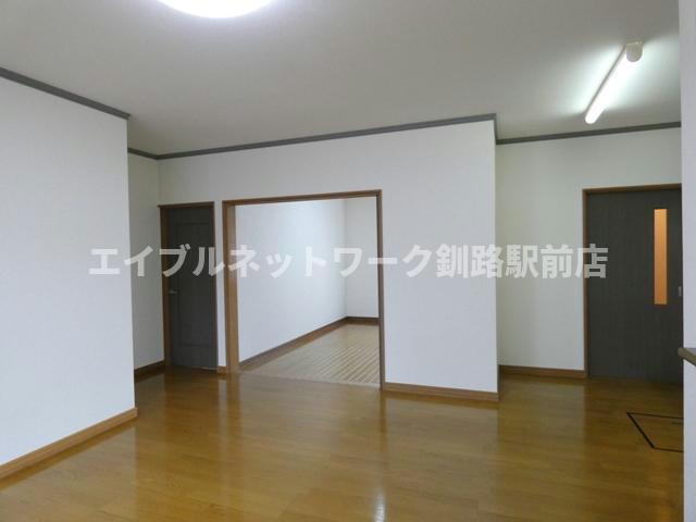 釧路市新栄町のアパートの居間・リビング