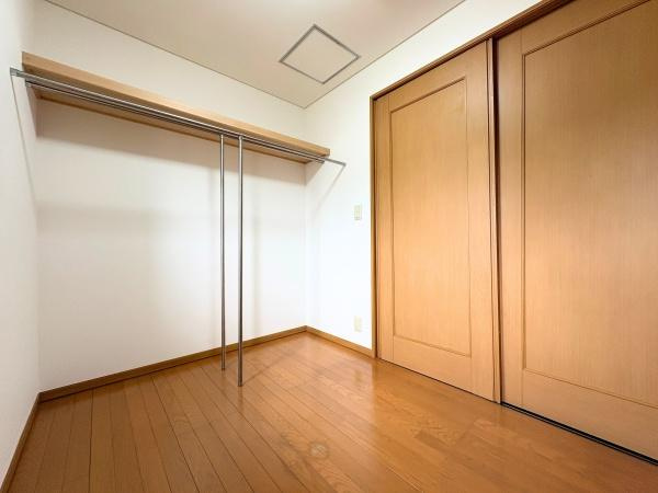 三芳　中古の洋室|洋室は明るい色合いのフローリングが特徴です。収納スペースが備え付けられており整理整頓に便利です。室内はすっきりとした印象で家具の配置もしやすい造りです。引き戸のクローゼットもポイントです。