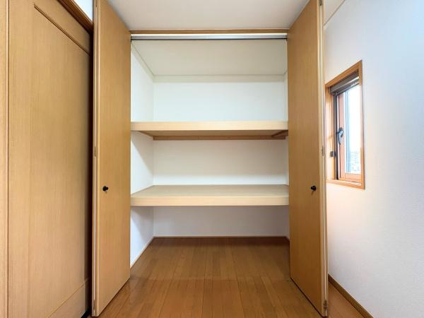 三芳　中古の収納|奥行きのある収納スペースで使い勝手が良いです。棚も備わっているのでさまざまな用途に対応できます。扉を閉めるとすっきりとした印象を与え隣に窓があるため明るさも確保されています。