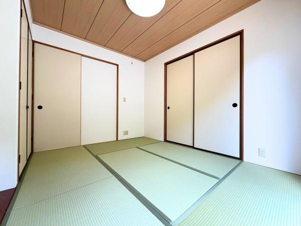 三芳　中古の和室|和室ならではの落ち着いた雰囲気が広がっています。畳の上でくつろぐ時間を楽しめそうです。収納スペースも充実しすっきりとした空間が印象的です。天井と建具のコントラストが際立っています。