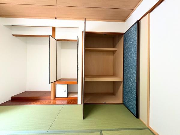 三芳　中古の収納|和室ならではの収納スペースが設けられており日用品や季節物の整理に便利です。襖付きで見た目もすっきりとまとまります。奥行きのある造りで使い勝手に配慮されています。