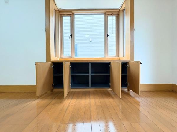 三芳　中古の収納|窓下に収納スペースがあり室内をすっきりと保ちやすい設計です。4つの扉付きで整理整頓がしやすいのも特徴です。木目調のデザインが室内に調和し温かみを感じられます。