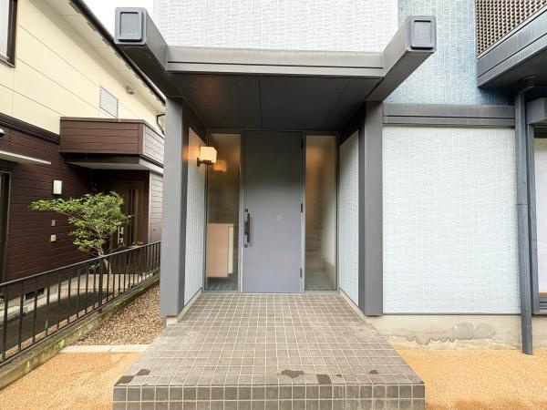 三芳　中古のその他|スタイリッシュな玄関が印象的です。タイル張りのアプローチが綺麗に整っています。ゆとりのある玄関スペースで荷物の出し入れもスムーズです。