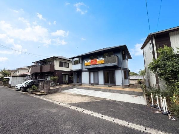 三芳　中古のその他|広々とした駐車スペースが設けられており車の出し入れもスムーズに行えます。周囲は落ち着いた住宅街で住環境が整っています。2階部分にバルコニーがあり外観もすっきりとした印象です。
