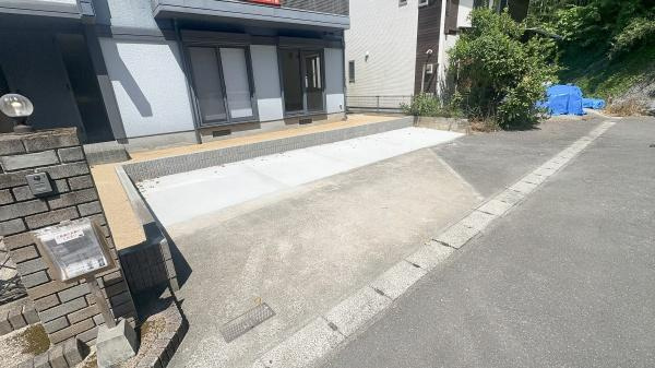 三芳　中古のその他|広々とした駐車スペースが設けられており車の出し入れもスムーズに行えます。周囲は落ち着いた住宅街で住環境が整っています。2階部分にバルコニーがあり外観もすっきりとした印象です。