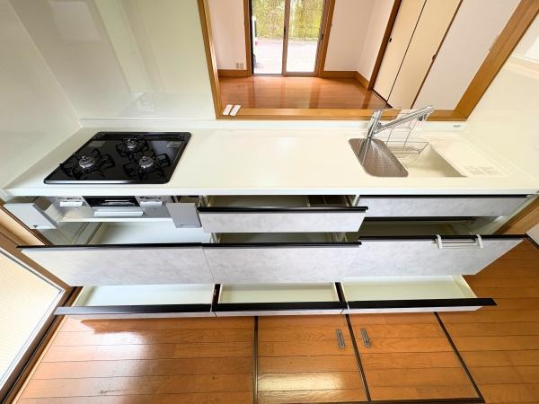 三芳　中古のキッチン|スッキリとしたデザインのキッチンです。引き出し収納が豊富で整理整頓がしやすい仕様です。ガスコンロとシンクがバランスよく配置されています。清潔感のあるカウンタートップも魅力です。