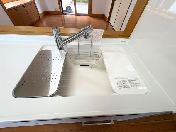 三芳　中古のキッチン|シンプルで洗練されたキッチンシンクが特徴です。蛇口部分は取り回しやすく調理や洗い物も快適に行えます。シンク周りも広々としていて片付けしやすい設計です。