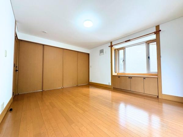三芳　中古の洋室|洋室は広々とした空間が魅力です。大きな窓から自然光が差し込み室内が明るく保たれます。収納スペースが豊富に確保されているため使い勝手も良好です。木目調のフローリングが落ち着いた印象を与えています。