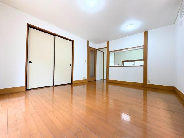 三芳　中古の居間・リビング|広々としたリビングは開放感のある空間が印象的です。明るいフローリングが室内を爽やかに彩ります。和テイストのデザインが落ち着いた印象を与えます。