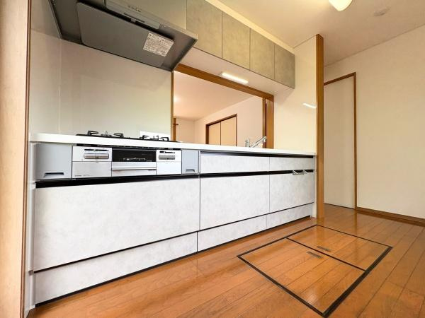 三芳　中古のキッチン|広々としたキッチンが印象的です。収納スペースも豊富で調理器具をすっきりと整理できます。床下収納も備え日常使いの利便性が高い造りです。