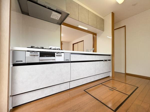 三芳　中古のキッチン|広々としたキッチンが印象的です。収納スペースも豊富で調理器具をすっきりと整理できます。床下収納も備え日常使いの利便性が高い造りです。