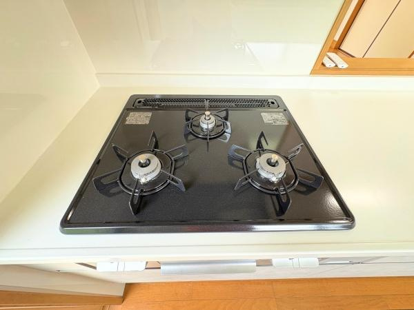 三芳　中古のキッチン|シンプルなデザインのガスコンロが備わっております。周囲が広々とした作業スペースになっておりお手入れも容易です。三口タイプで複数の調理が同時に可能です。