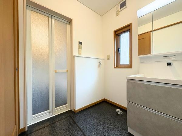 三芳　中古の独立洗面台|清潔感のある洗面台・洗面所です。大きな窓から自然光が差し込みます。収納スペースもあり整理しやすい設計です。スライドドアは使いやすさに配慮されています。