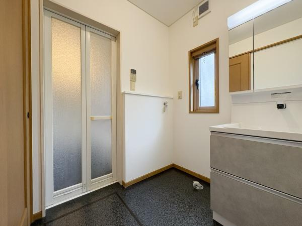 三芳　中古の独立洗面台|清潔感のある洗面台・洗面所です。大きな窓から自然光が差し込みます。収納スペースもあり整理しやすい設計です。スライドドアは使いやすさに配慮されています。