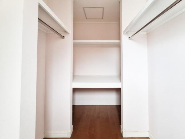 京が丘南3丁目　中古の収納|収納スペースは奥行きがあり衣類や小物などの整理にも活用できます。クローゼット内部は棚とハンガーパイプを備え使い勝手が良い仕様です。余裕のある設計で片付けがしやすい空間です。