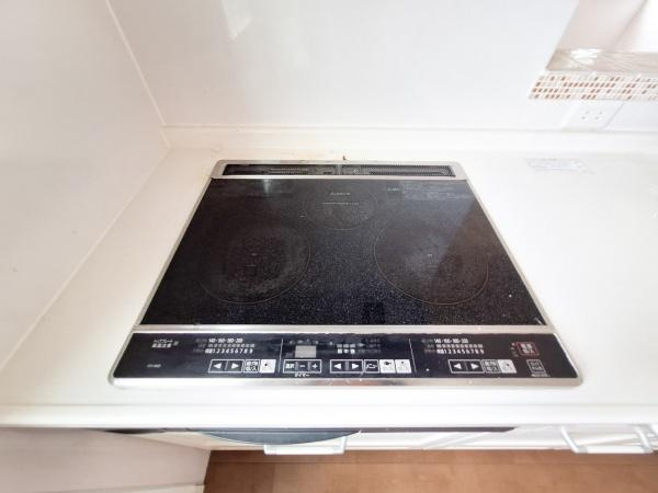 京が丘南3丁目　中古のキッチン|使いやすいIHコンロが設置されています。フラットな天板でお手入れも簡単です。操作パネルが見やすく毎日の調理に便利です。キッチン空間がすっきりとした印象です。