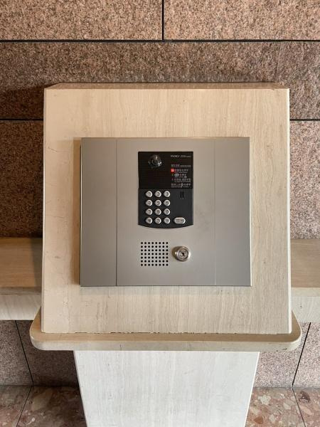 レジオン大洲公園のその他共用部分|エントランスに設置されたオートロック付きインターホンです。訪問者の確認がしやすい造りとなっております。セキュリティ面に配慮した仕様です。