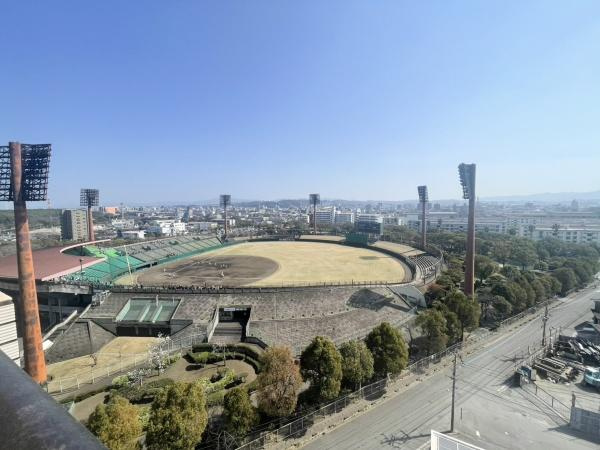 レジオン大洲公園のその他|広々としたバルコニーから眺望を楽しめます。晴れた日には遠くまで空が広がります。日当たりも良好な現地からの眺望です。