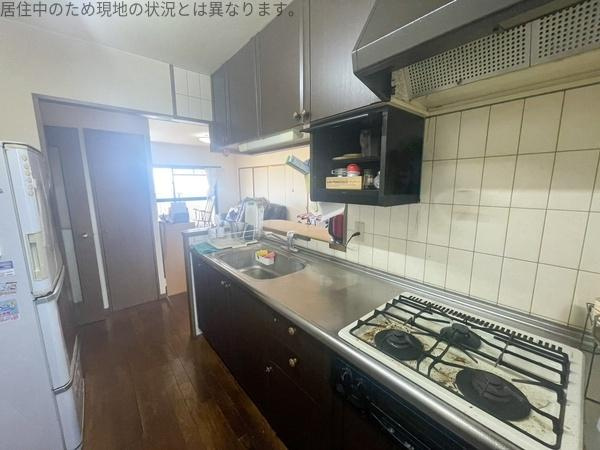 レジオン大洲公園のキッチン|キッチンは広めのスペースが確保されており調理や片付けもしやすい設計です。シンクも作業スペースと一体化しており使い勝手が考慮されています。