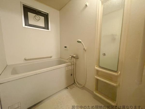 レジオン大洲公園の浴室|小窓が付いており、換気のできるお手入れのしやすいお風呂場です。浴室はゆったりしており1日の疲れを癒す空間を作り出しています。
