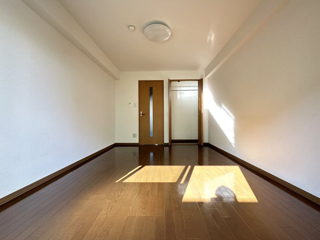 クレヨンの洋室