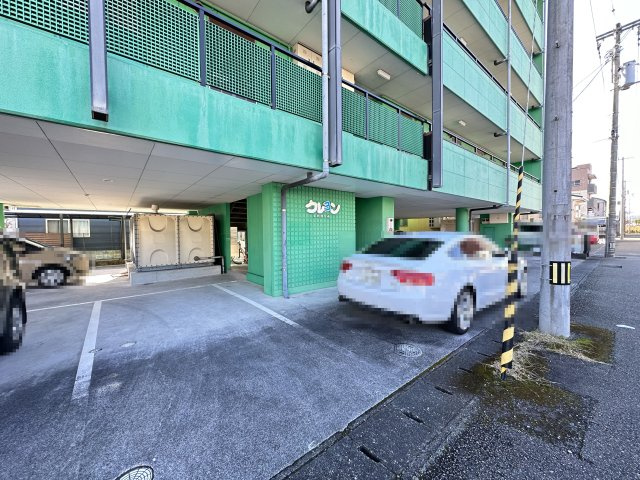 クレヨンの駐車場