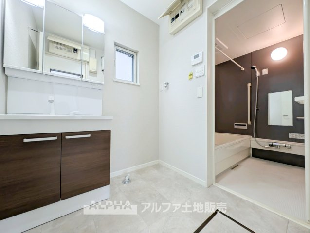 小平市鈴木町１丁目の中古一戸建の独立洗面台|独立洗面台、小物を置くことができて便利です