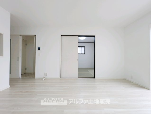 小平市鈴木町１丁目の中古一戸建の居間・リビング|こちらのリビングで趣味の時間をお楽しみください