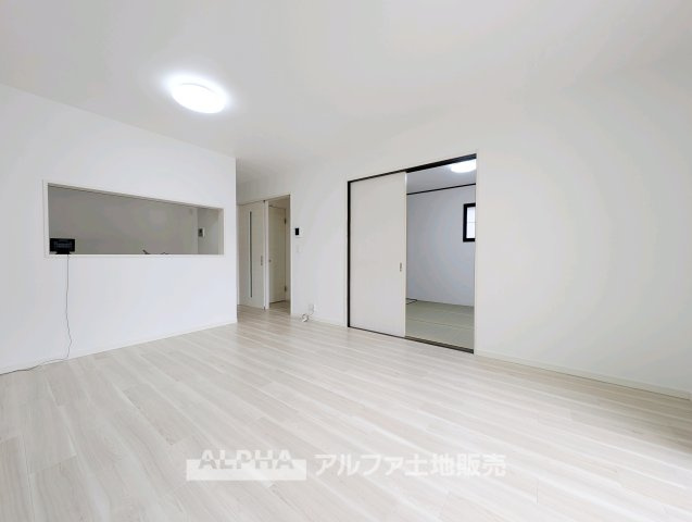 小平市鈴木町１丁目の中古一戸建の居間・リビング|ゆったり過ごせるリビングです
