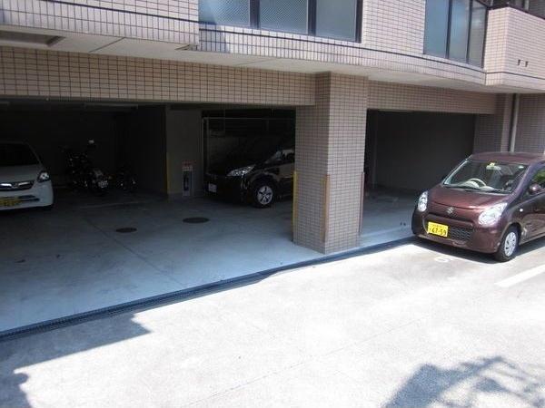 ビハーラ白壁の駐車場