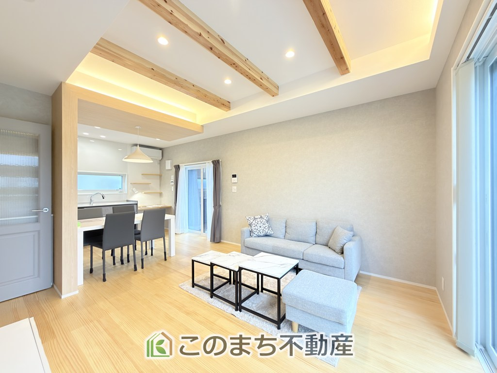 壬生町六美町モデルの居間・リビング|開放感のある広々としたリビング☆家族みんなでゆったりくつろげます♪
南側から暖かな日差しが差し込みます♪キッチンからリビングの様子がよく見渡せます☆